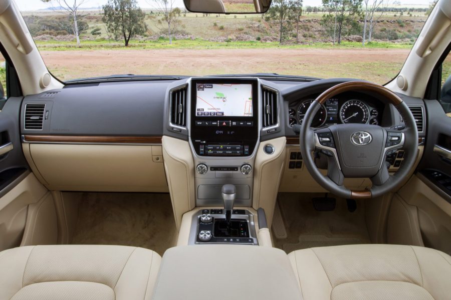 Toyota Land Cruiser V8 (Rent a car)